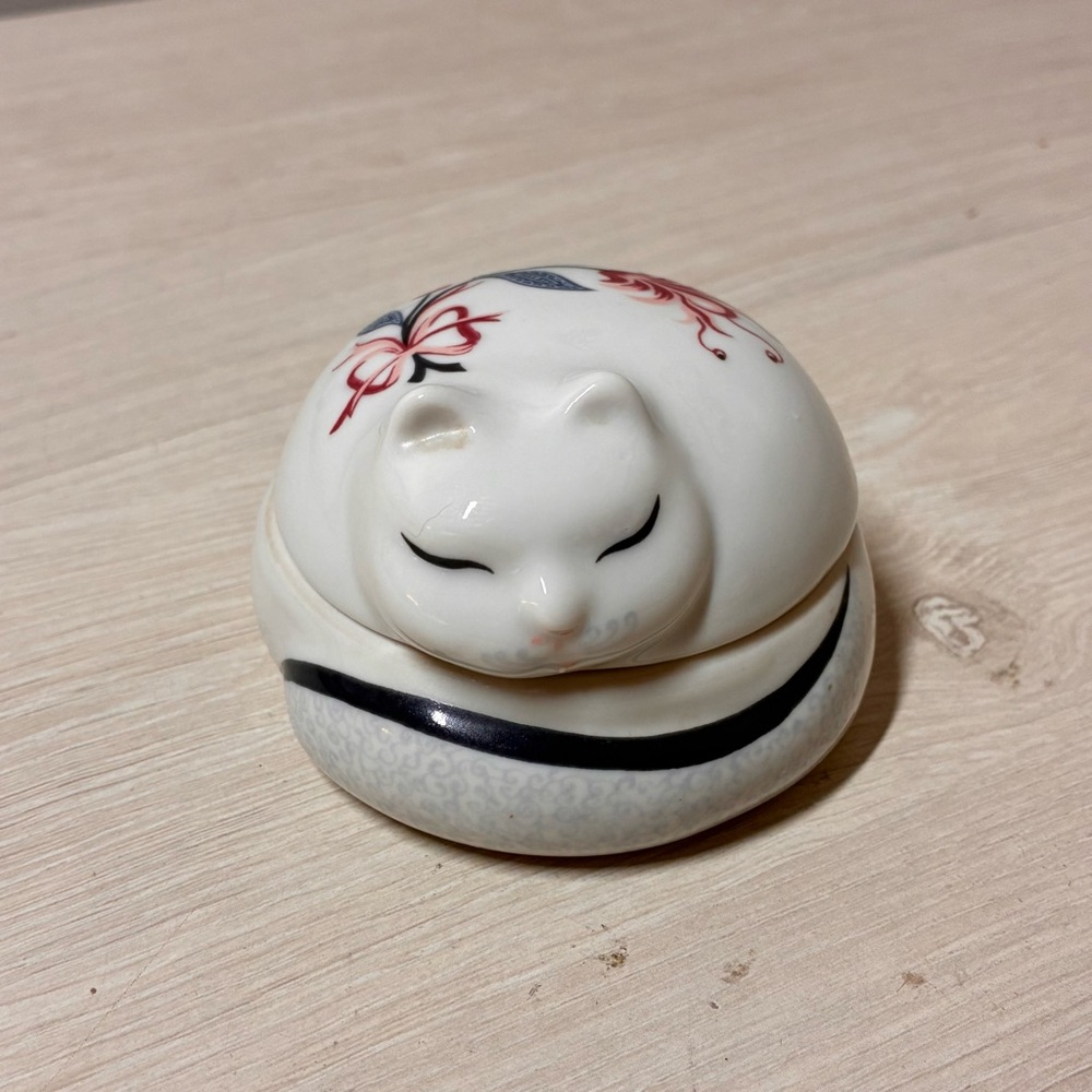 Royal Pavilion Japan Porcelain Cat Candle Unused Floral Decor Elizabeth Arden